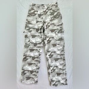 Refuge Women's Camo Classic High Rise Cargo Pants Size Small Stretchy Waist